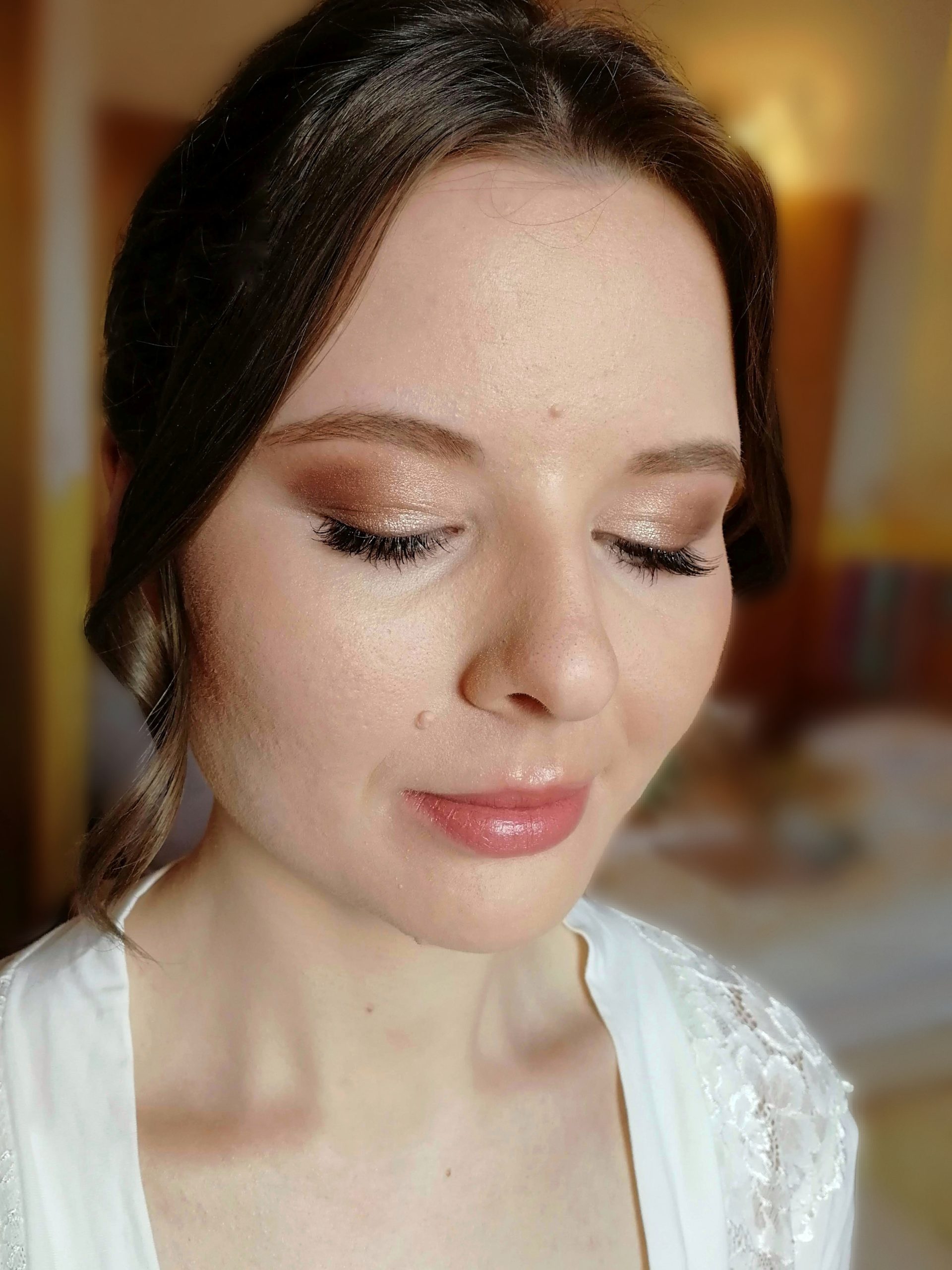 Braut Make-Up in eleganten Peach und Goldtönen mit glossy natürlichen Lippen