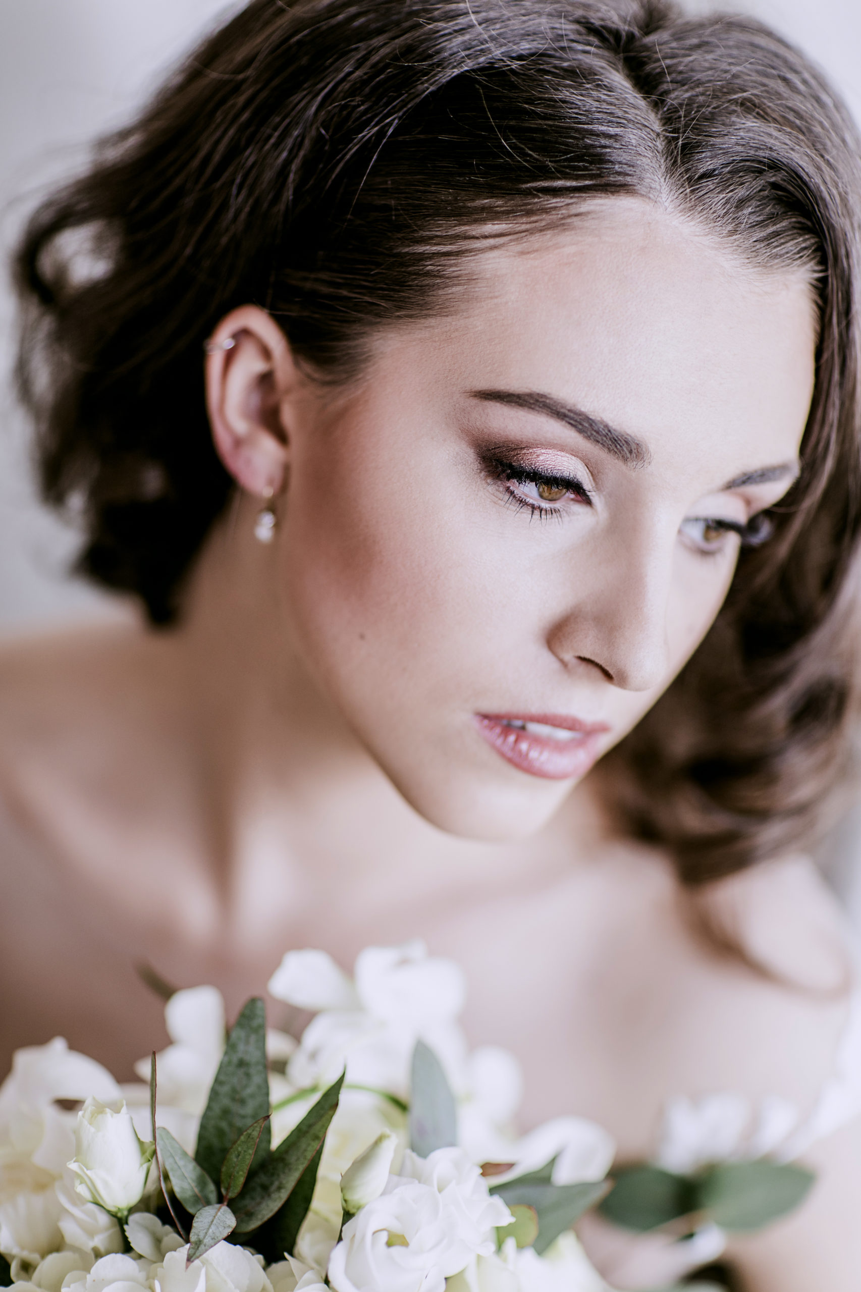 Klassisch elegante Braut mit cleanem schicken Glam Make-Up
