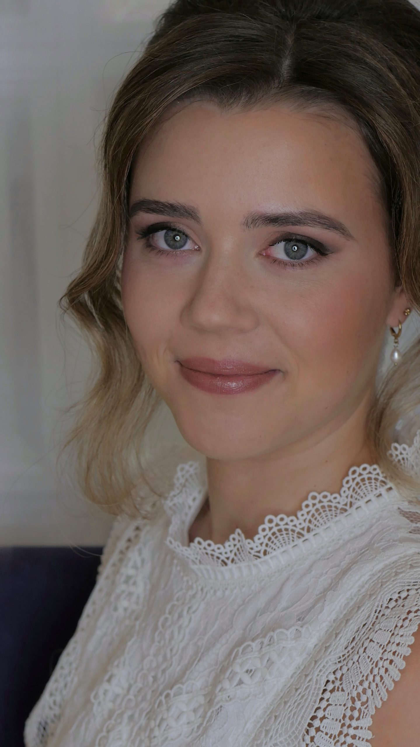 Braut make up in rosetönen mit zartem rouge und glossy lippen